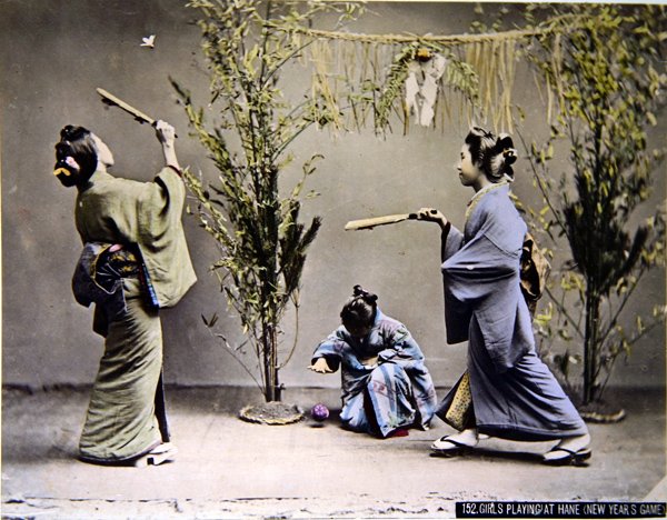 Jeunes filles japonaises jouant au Hanetsuki, vers 1900 - Emma Roberts