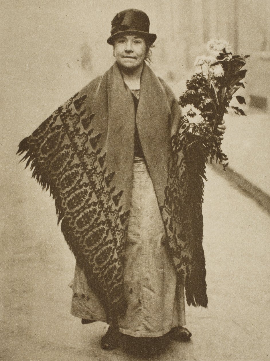 Une vendeuse de fleurs, Victoria Station - English Photographer