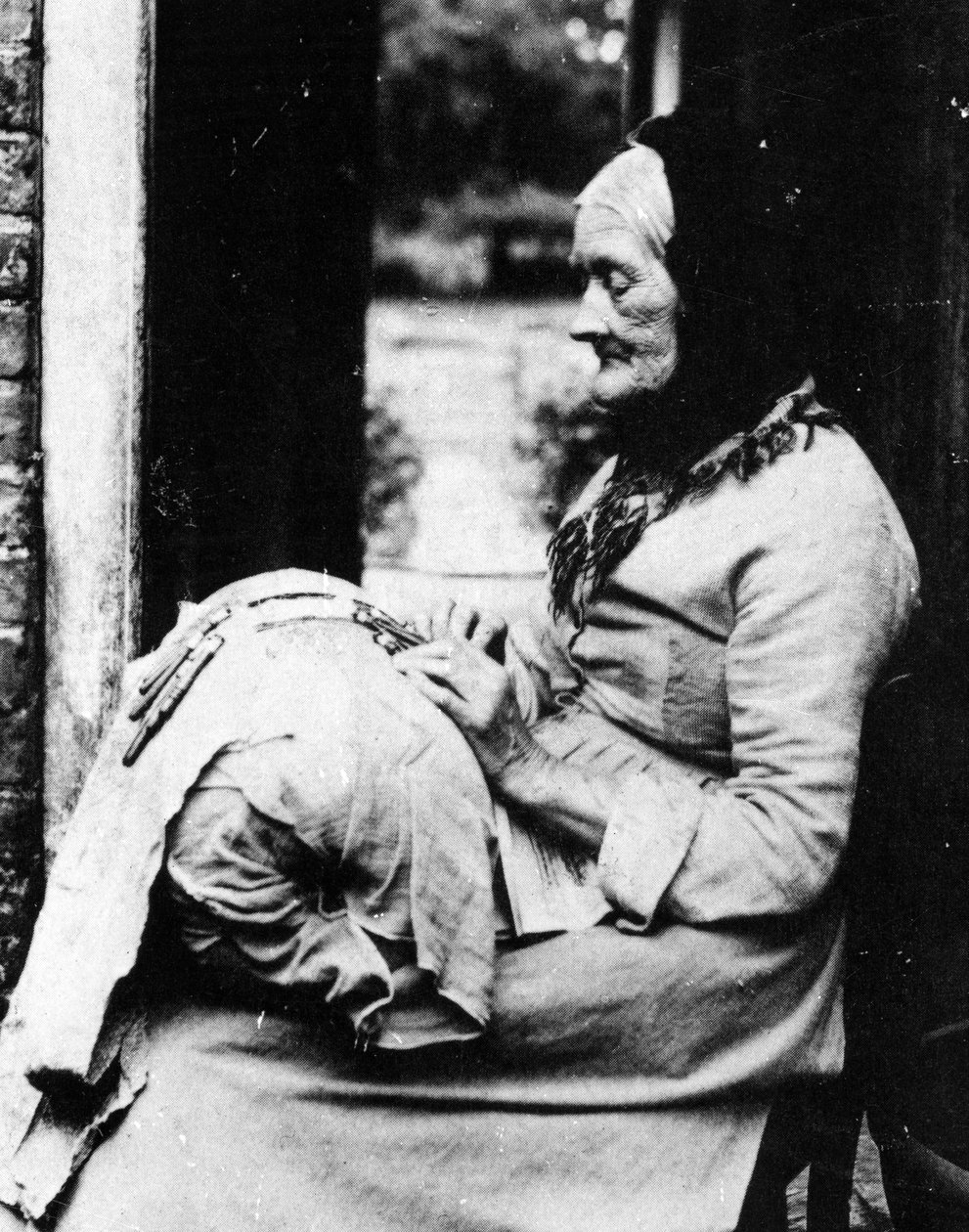 Une dentellière devant son cottage dans le sud du Buckinghamshire, fin du 19ème siècle - English Photographer