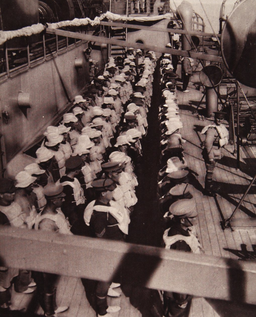 Une sage précaution, malgré notre maîtrise de la mer : formation des troupes pour être prêtes, de The Illustrated War News, 1916 - English Photographer