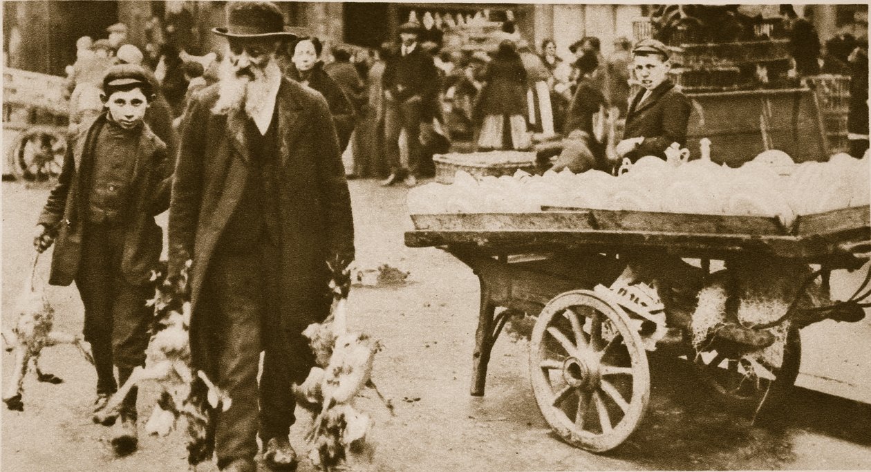 Un vieil homme juif et son petit-fils portant des volailles de Wentworth Street, Stepney - English Photographer