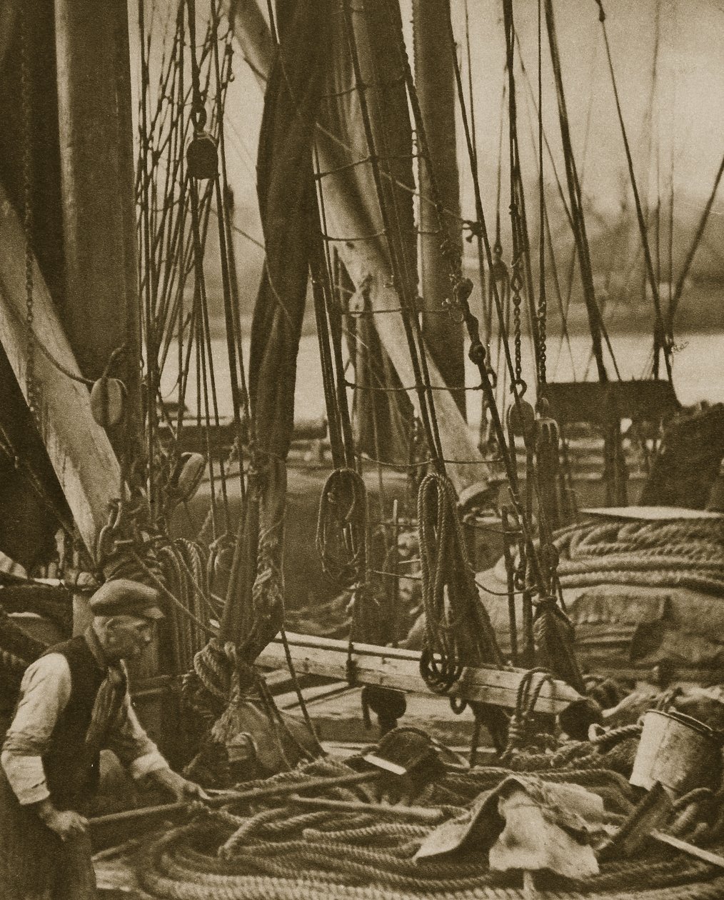 Au pied du mât sur une barge de la Tamise - English Photographer