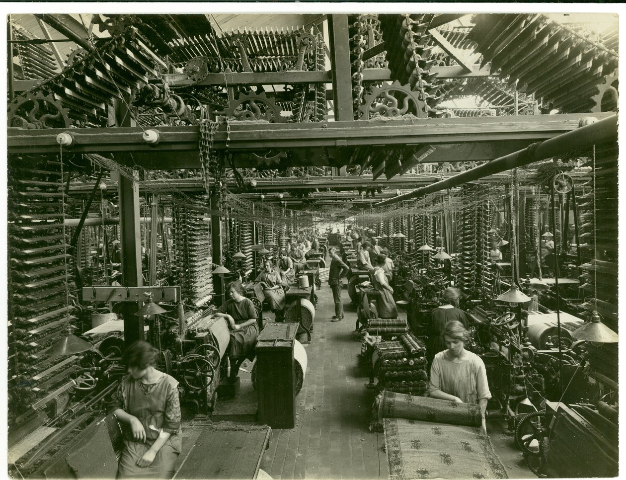 Tissage Axminster, usine de tapis, 1923 - English Photographer