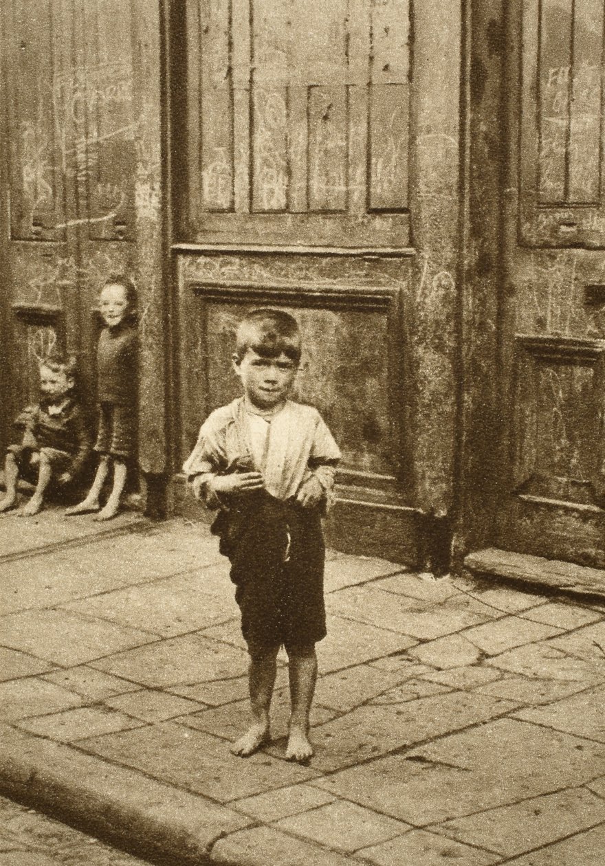 Enfant pieds nus dans une rue de Londres - English Photographer
