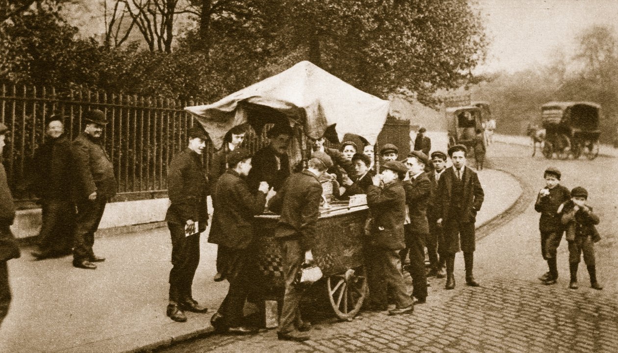 Enfants achetant de la glace à un marchand italien - English Photographer