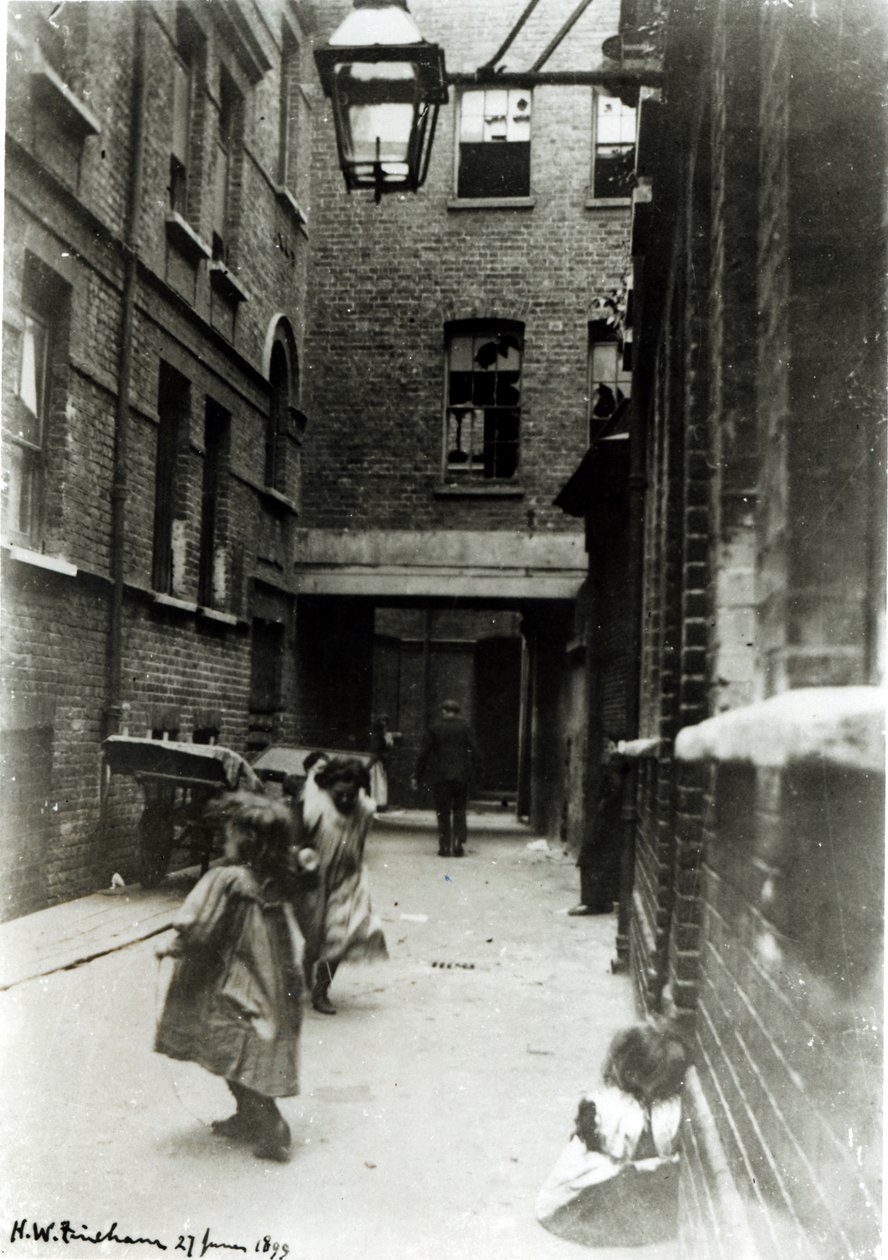 Enfants jouant dans un bidonville, 1899 - English Photographer