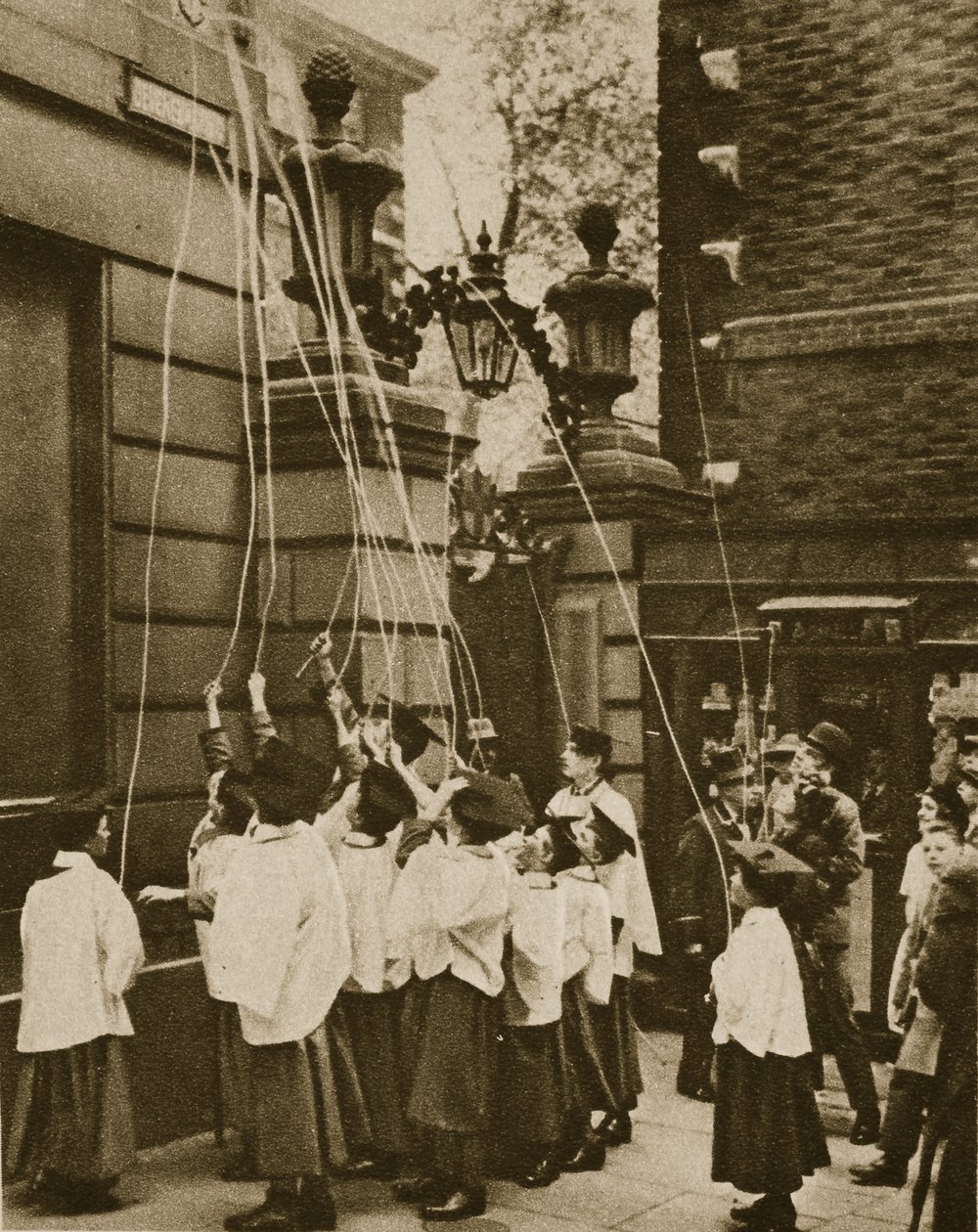 Enfants de chœur de St. Clement Danes marquant les limites de leur paroisse - English Photographer
