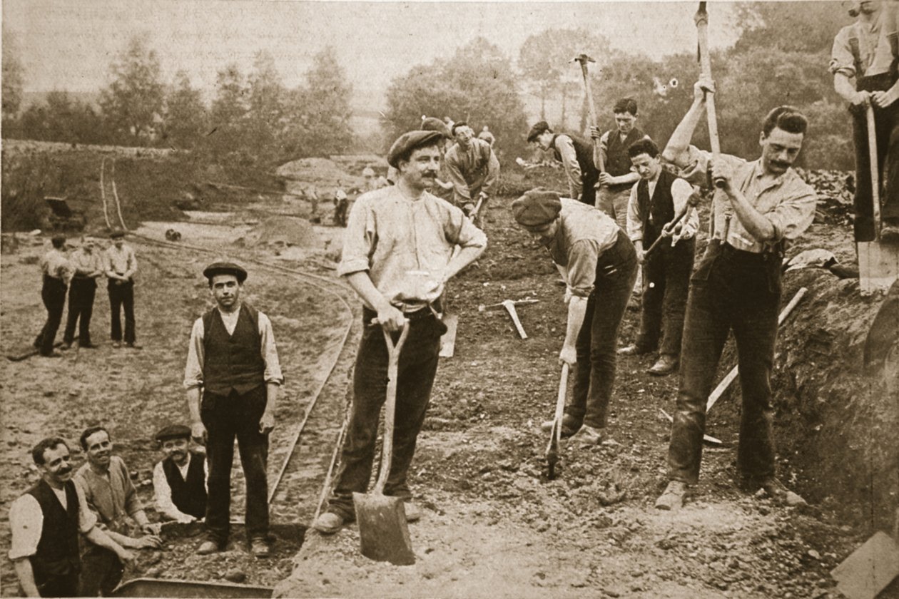 Objecteurs de conscience utilement employés : hommes du N.C.C. sur une route militaire, illustration de The Illustrated War News, 23 août 1917 - English Photographer