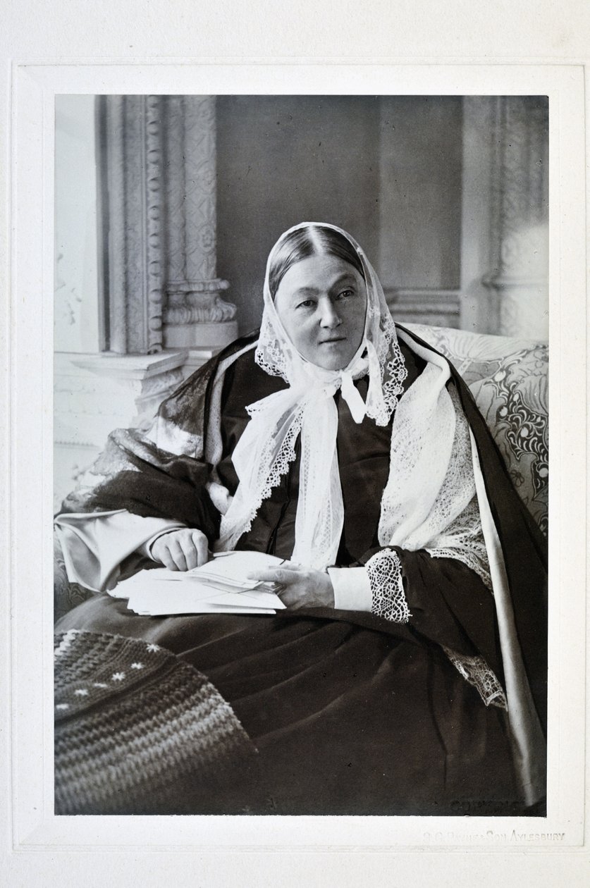 Florence Nightingale, assise sur un canapé dans la salle bleue à Claydon House, 1891 - English Photographer