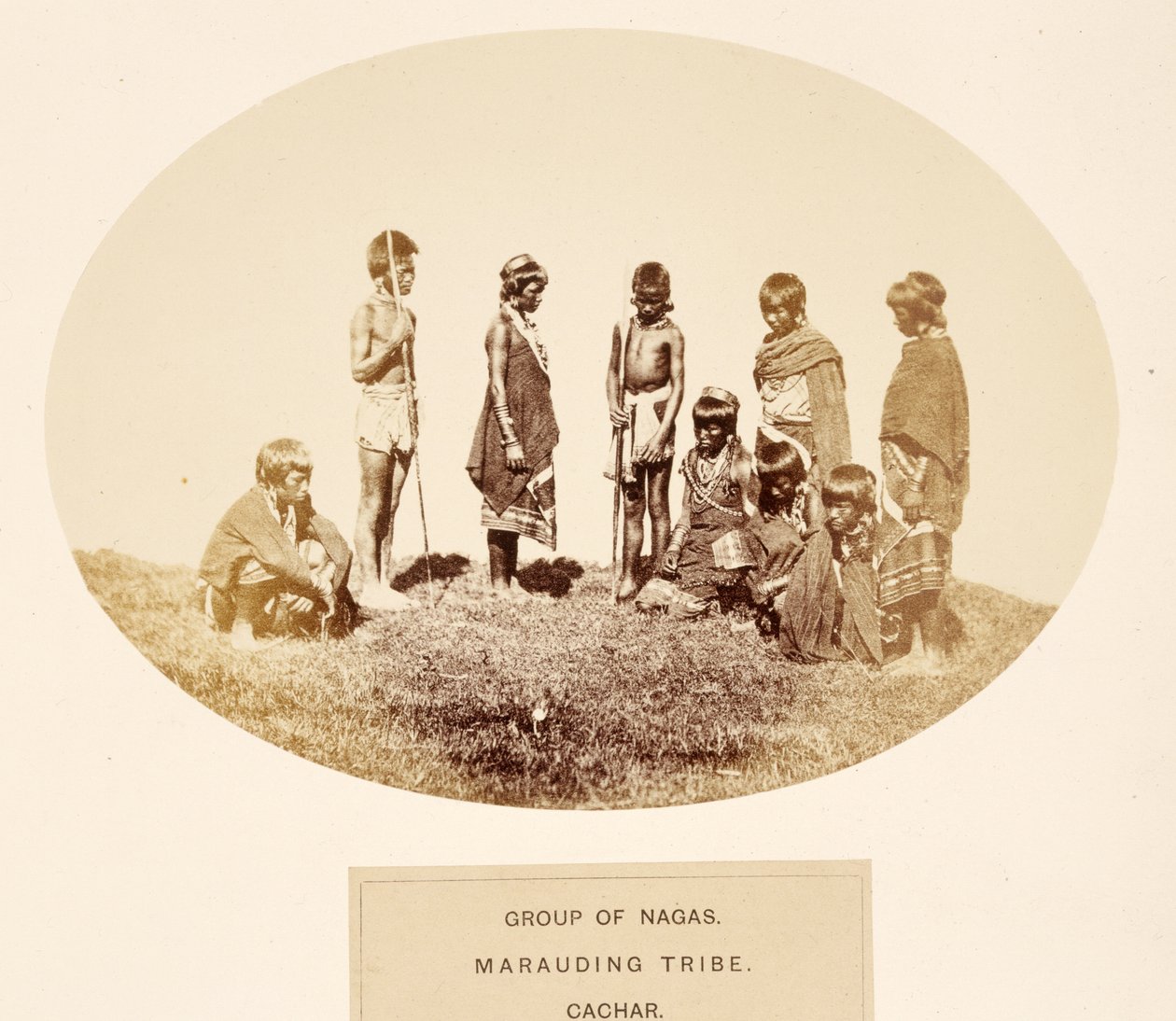 Groupe de Nagas, tribu maraudeuse, Cachar, de The People of India, par J. Forbes Watson, publié en 1868 - English Photographer