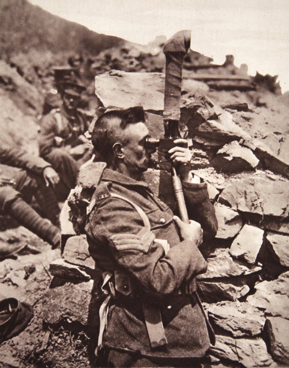 Dans les tranchées britanniques à Salonique : un sergent utilisant son périscope, de The Illustrated War News, 21 juin 1916 - English Photographer