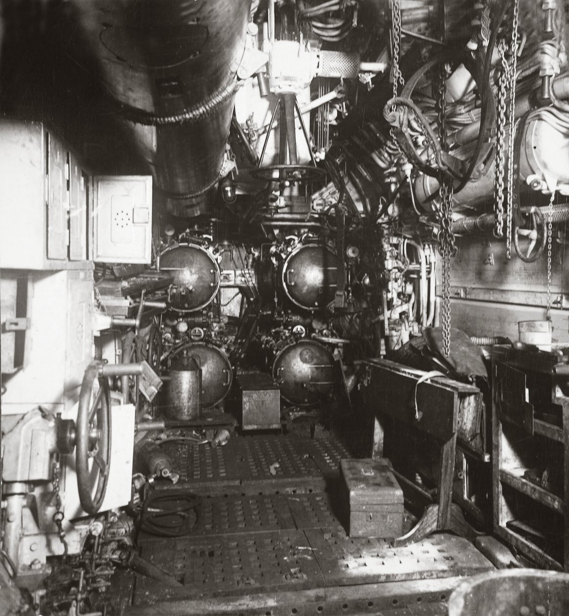 Intérieur du compartiment avant du sous-marin 135 montrant une torpille et quatre tubes lance-torpilles - English Photographer
