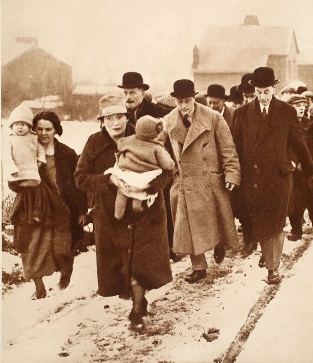 Le roi Édouard VIII marchant dans la neige à Winlaton - English Photographer