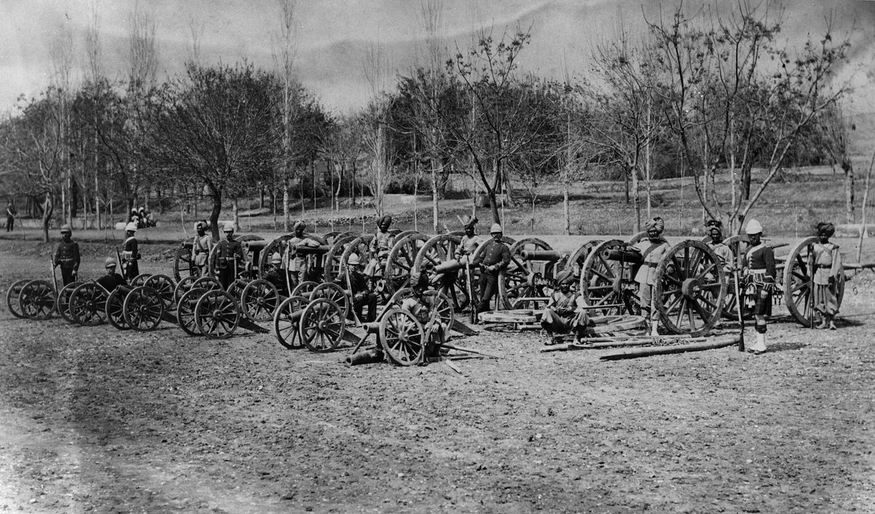 Terrain de parade de Kohat avec des canons afghans capturés de la bataille de Peiwar avec des soldats du 8e de pied, 92e Highlander 5e infanterie du Pendjab - English Photographer