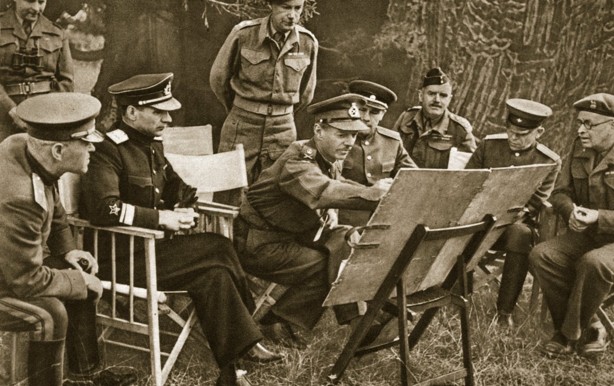 Le lieutenant-général Dempsey, commandant de la deuxième armée britannique, explique aux officiers soviétiques l