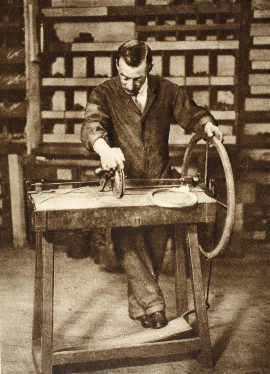 Serrurier enroulant du fil en ressorts, de Wonderful London, publié 1926-27 - English Photographer