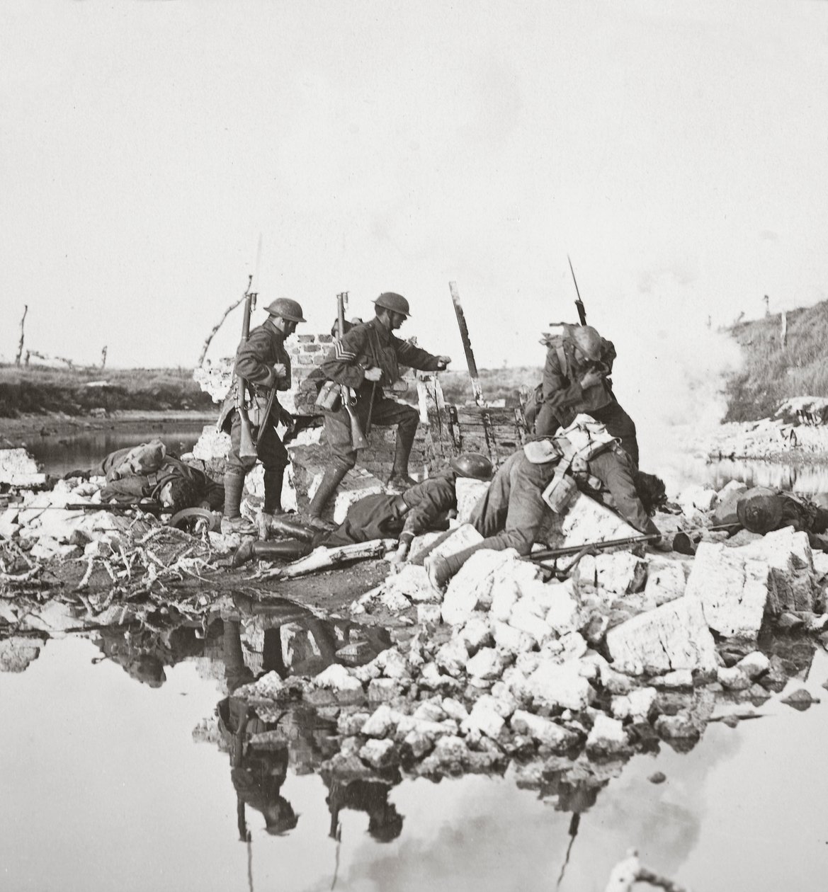 Nos hommes intrépides combattant contre de grandes chances, minent les ponts et se retirent à travers le canal de Crozat, 1918 - English Photographer