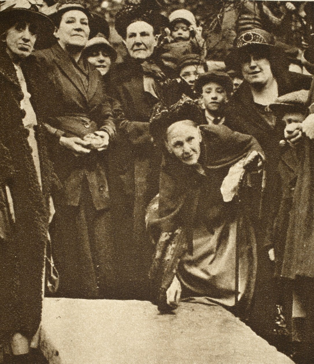 Veuves pauvres ramassant des sixpences sur une pierre tombale le Vendredi Saint - English Photographer