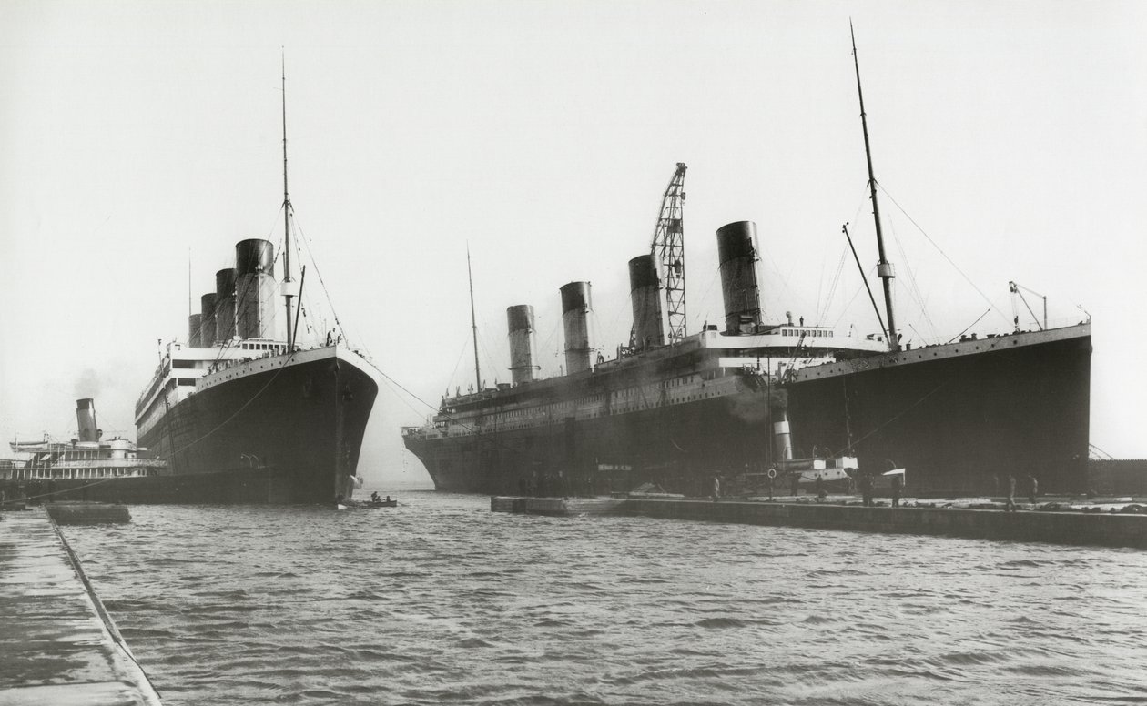 RMS Titanic déplacé hors de la cale sèche pour permettre à son navire jumeau, RMS Olympic, de remplacer une hélice, 6 mars 1912 - English Photographer