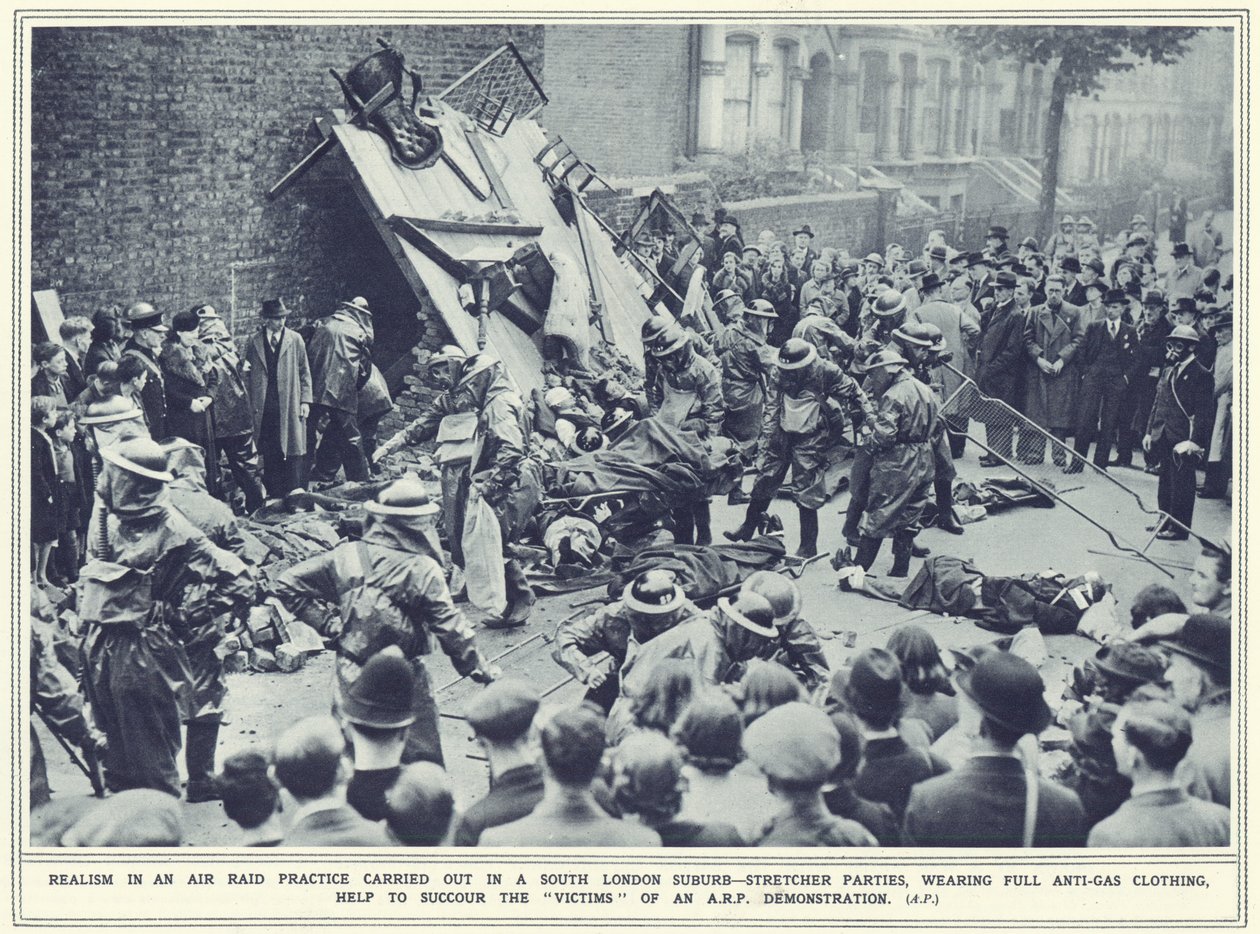 Réalité dans un exercice de raid aérien effectué dans une banlieue du sud de Londres, de The Illustrated War News, publié le 8 novembre 1939 - English Photographer
