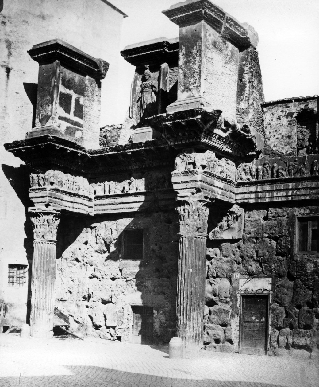 Vestiges du péristyle du temple de Minerve au forum de Nerva, Rome vers 1890 - English Photographer