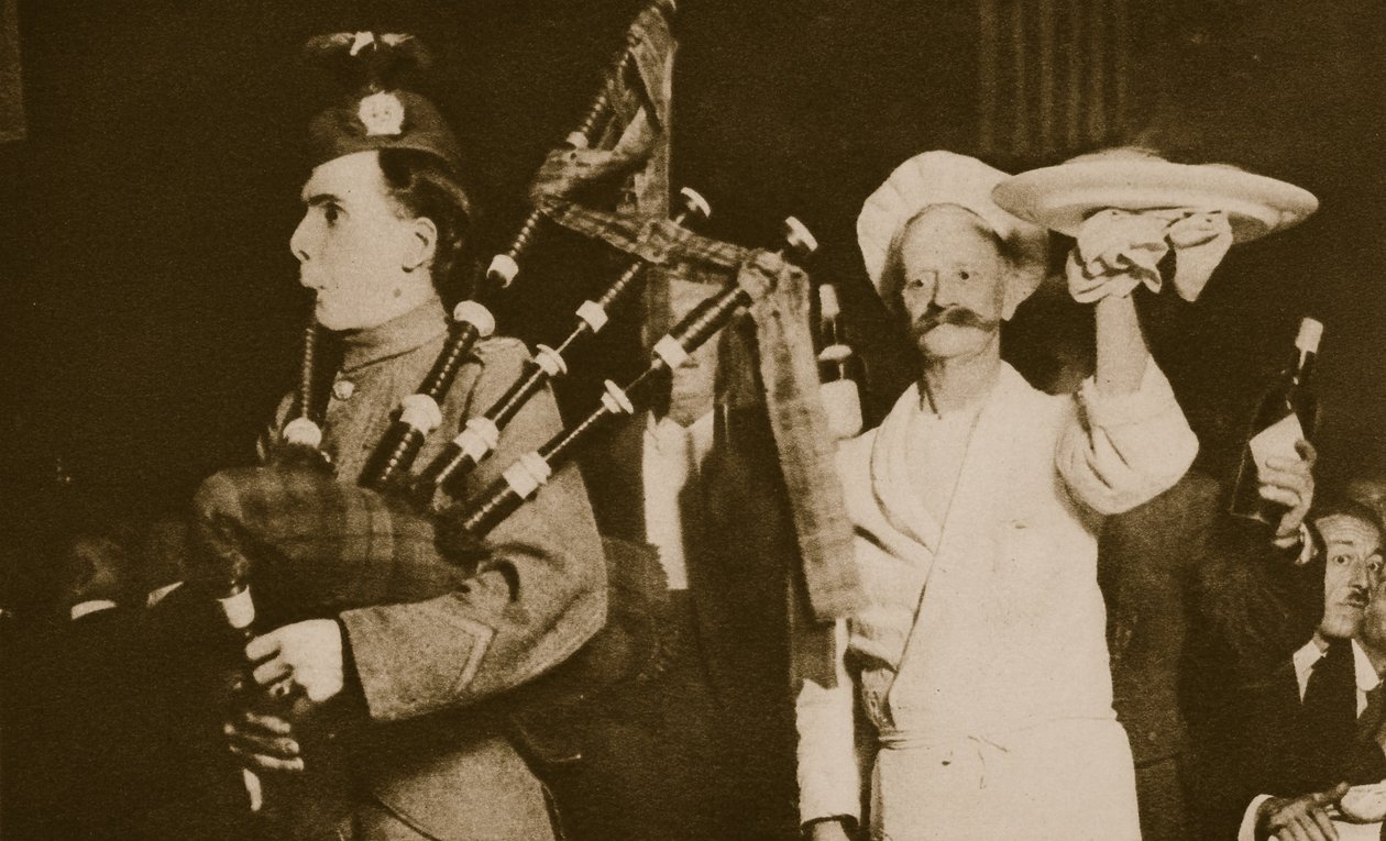 Un joueur de cornemuse écossais présente le haggis à un banquet calédonien, Londres - English Photographer