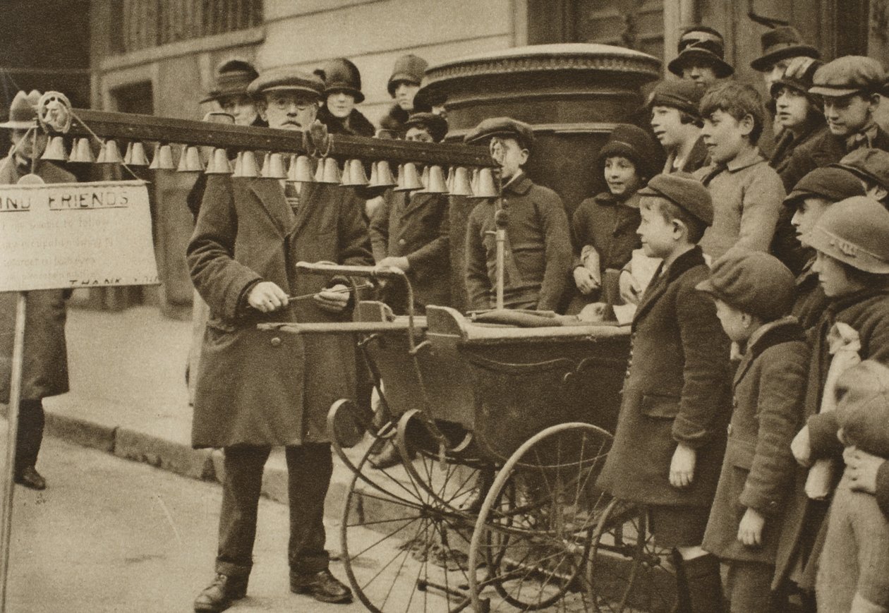 Divertissement de rue pour enfants : cloches portatives, Londres - English Photographer
