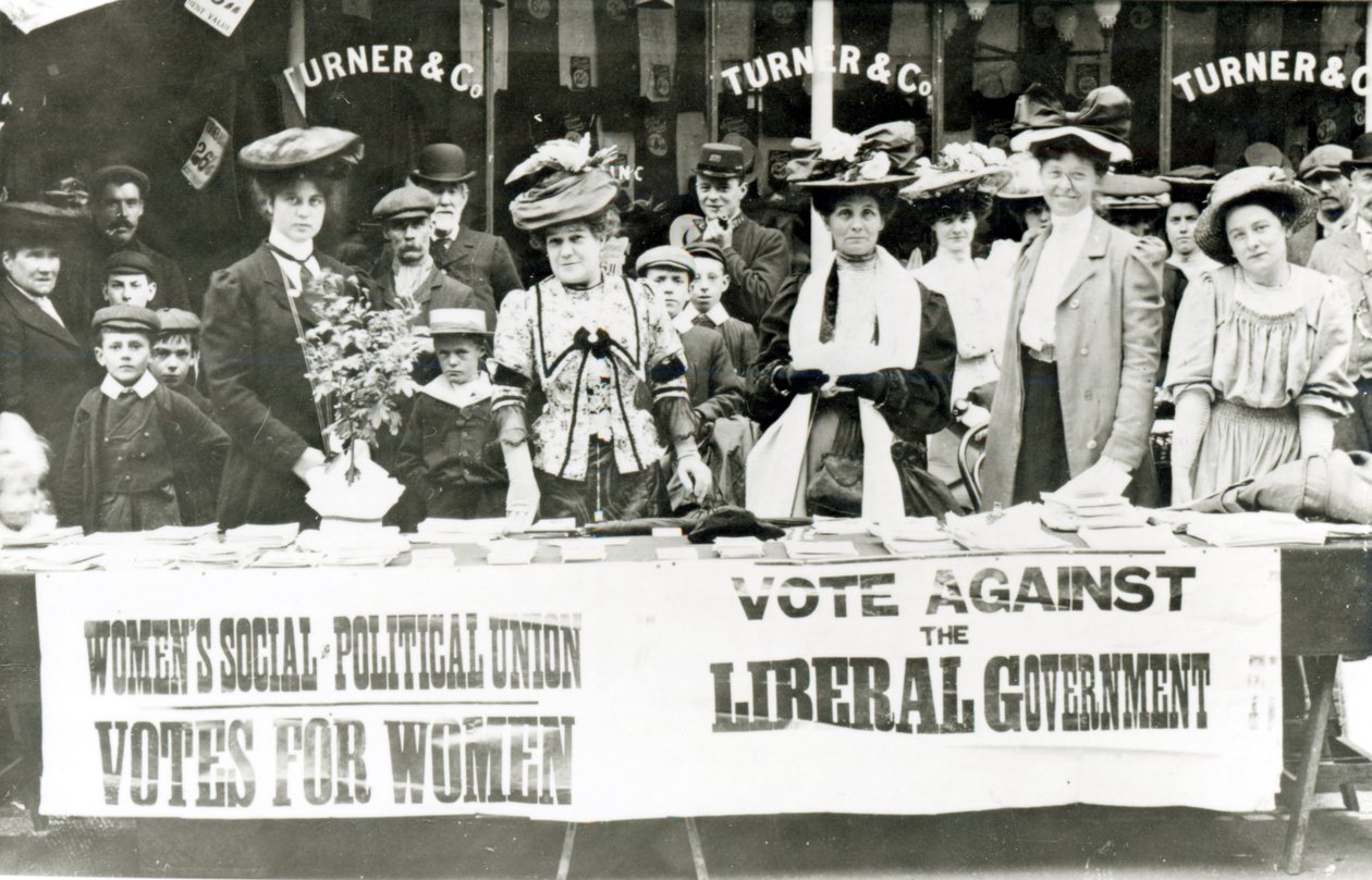 Suffragettes à un stand de campagne - English Photographer
