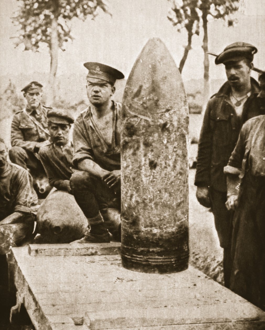 Projectiles de super-dreadnought pour la grande offensive britannique : un obus de 15 pouces, de The Illustrated War News, 2 août 1916 - English Photographer