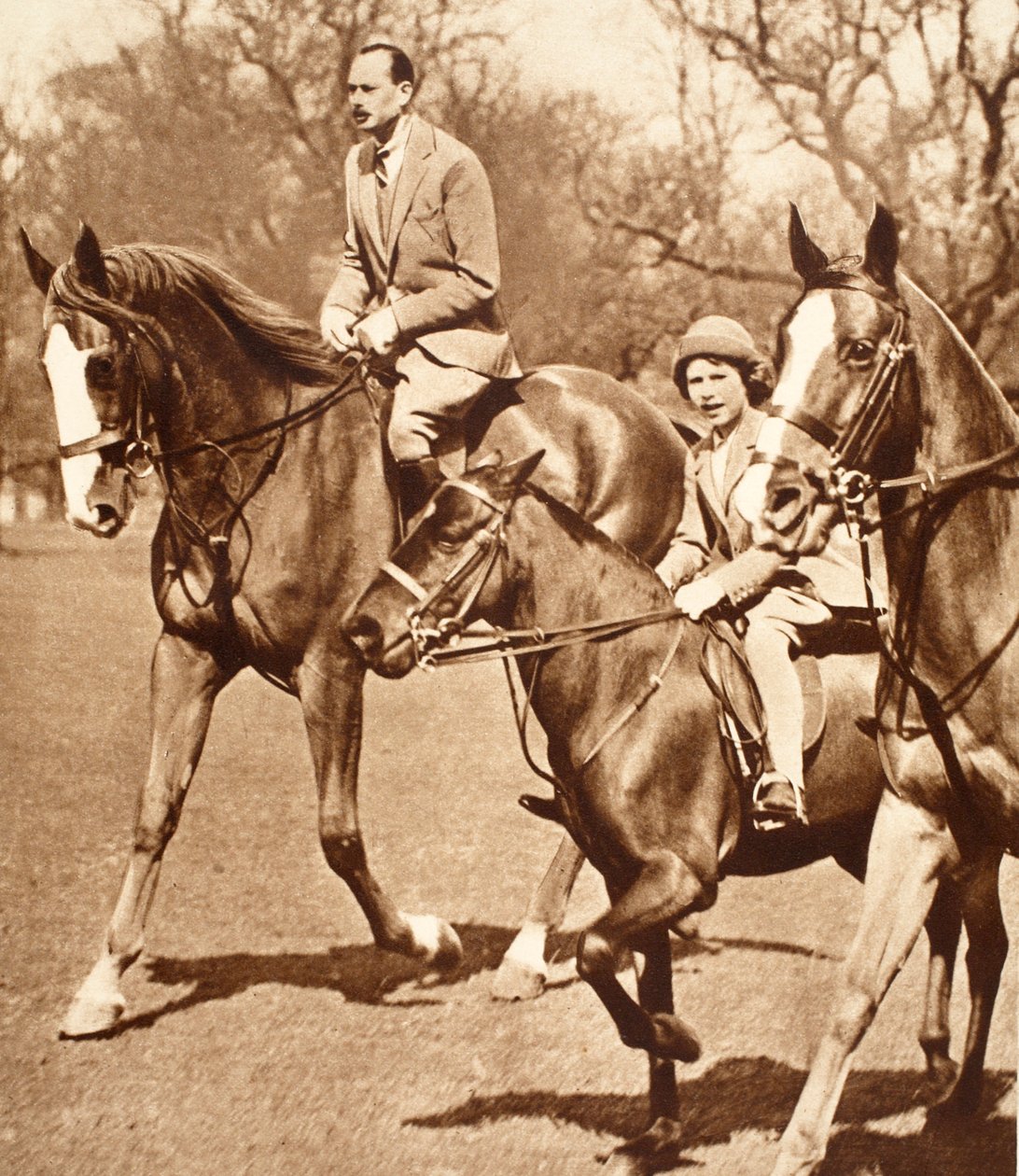 Le duc de Gloucester chevauchant avec la princesse Elizabeth dans le parc de Windsor - English Photographer