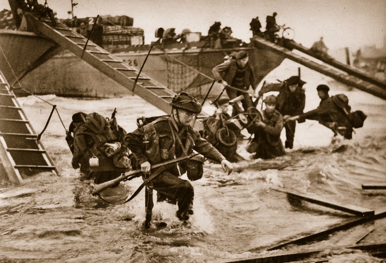 Les premières troupes britanniques débarquent des échelles spécialement conçues. Au milieu, des soldats portent une trottinette, 6 juin 1944 - English Photographer