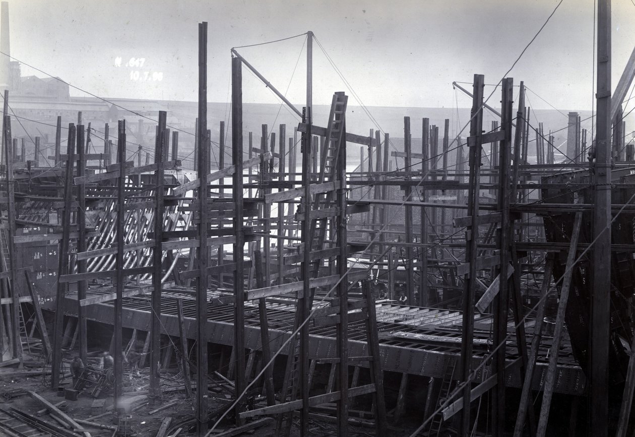 Le ferry brise-glace SS Baikal en construction par Sir W.G. Armstrong Mitchell and Co. Ltd., au chantier naval de Low Walker, Newcastle upon Tyne en 1896, Yard No. 647 - English Photographer