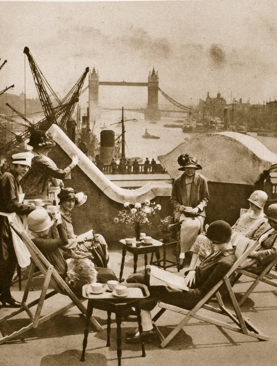 Le jardin sur le toit du Langbourne Club pour femmes de la ville, Fishmonger Hall Street, Londres 1925 - English Photographer