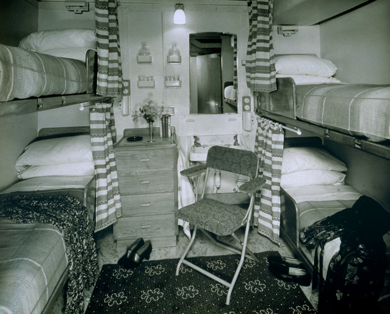 Cabine de troisième classe à bord du Laurana - English Photographer