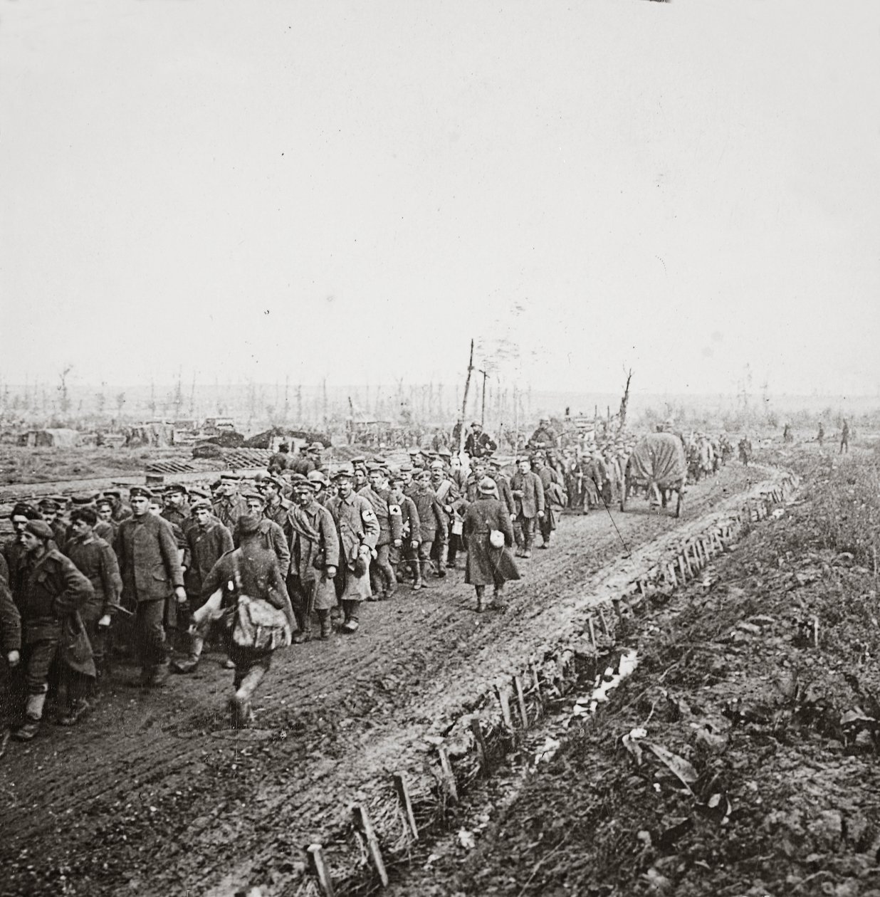 Des milliers de soldats allemands capturés lors de la déroute finale des armées allemandes sur la Sambre, 1918 - English Photographer