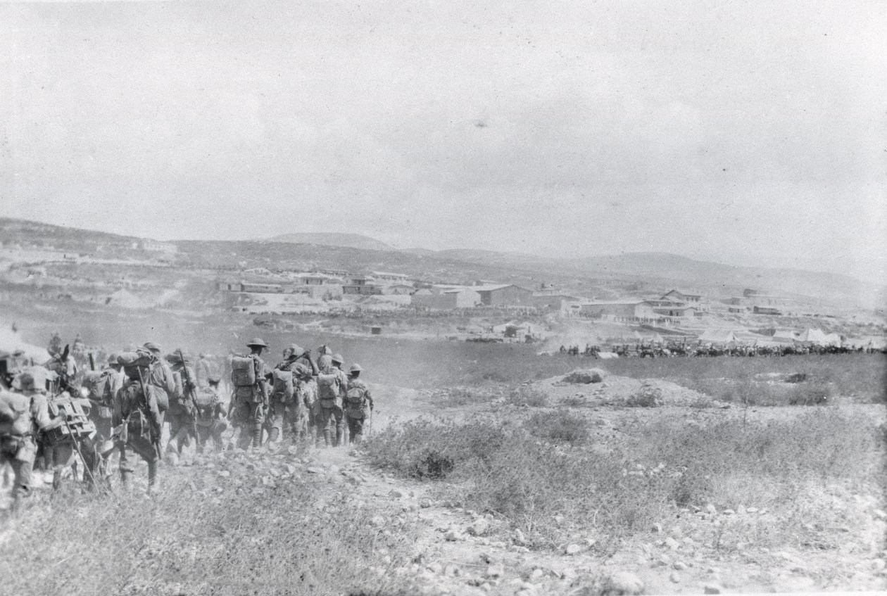 Troupes marchant à travers une plaine en Mésopotamie pendant la Première Guerre mondiale, d