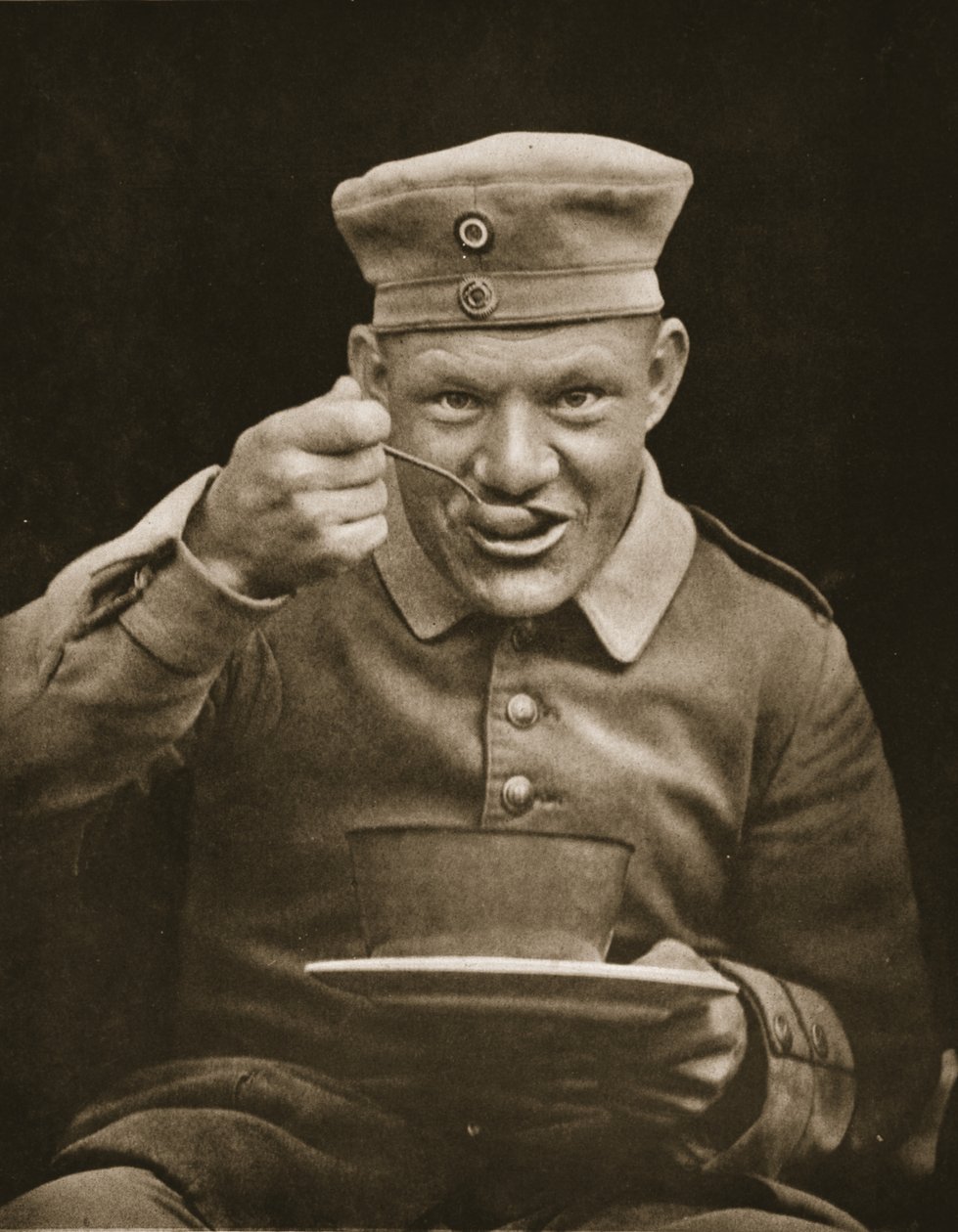 Prisonnier bien nourri, illustration de Prisonniers allemands en Grande-Bretagne - English Photographer