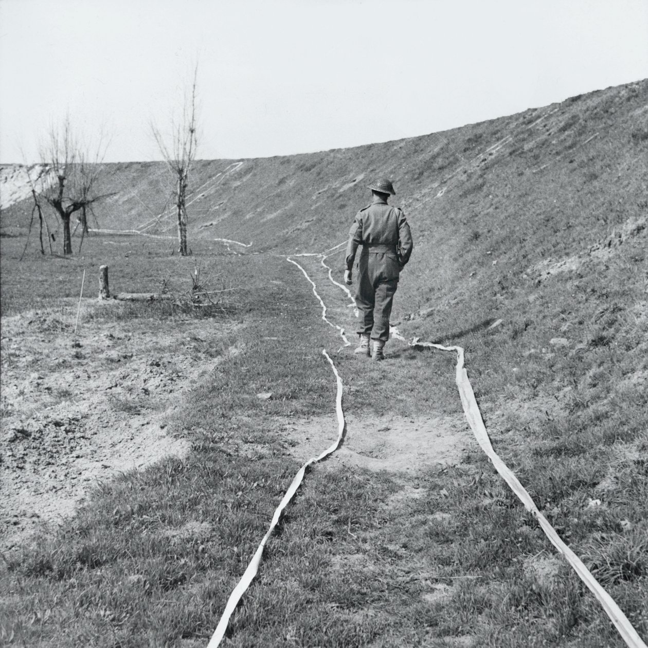 Marquage de bande blanche à travers un champ de mines, près de la rivière Senio, Italie, mars 1945 - English Photographer