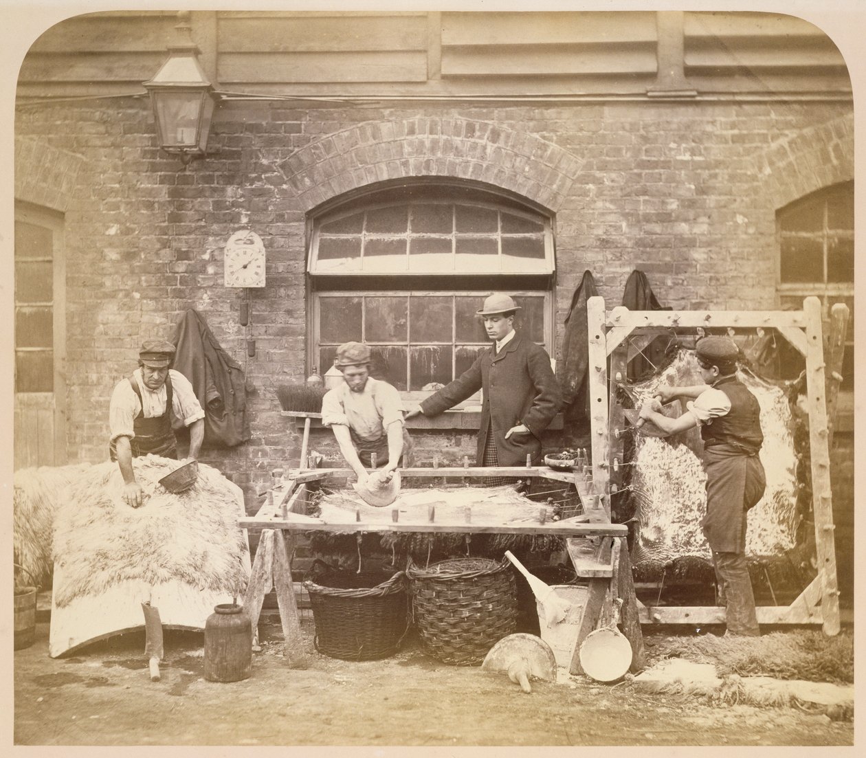 Travailleurs fabriquant des tapis en peau de mouton, vers 1861-62 - English Photographer