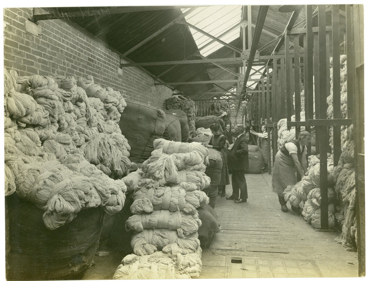Magasins de fil, usine de tapis, 1923 - English Photographer