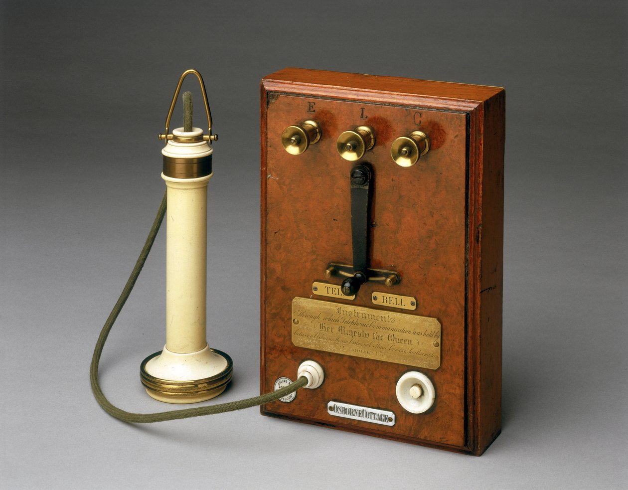 Téléphone Bell utilisé par la reine Victoria à Osborne House, île de Wight, 1877-78 - English School