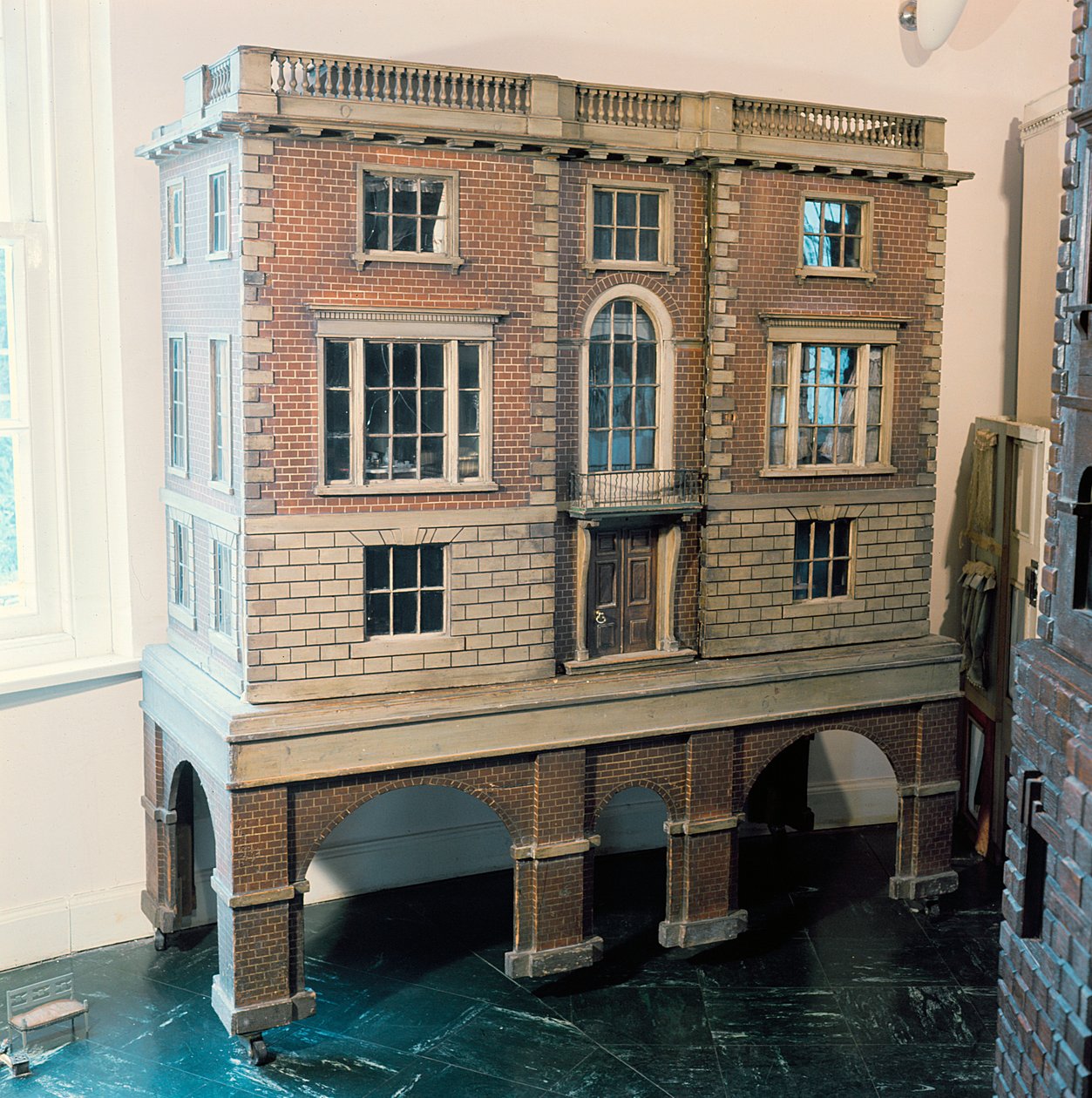 Maison de poupée anglaise avec balustrade, vers 1775 - English School