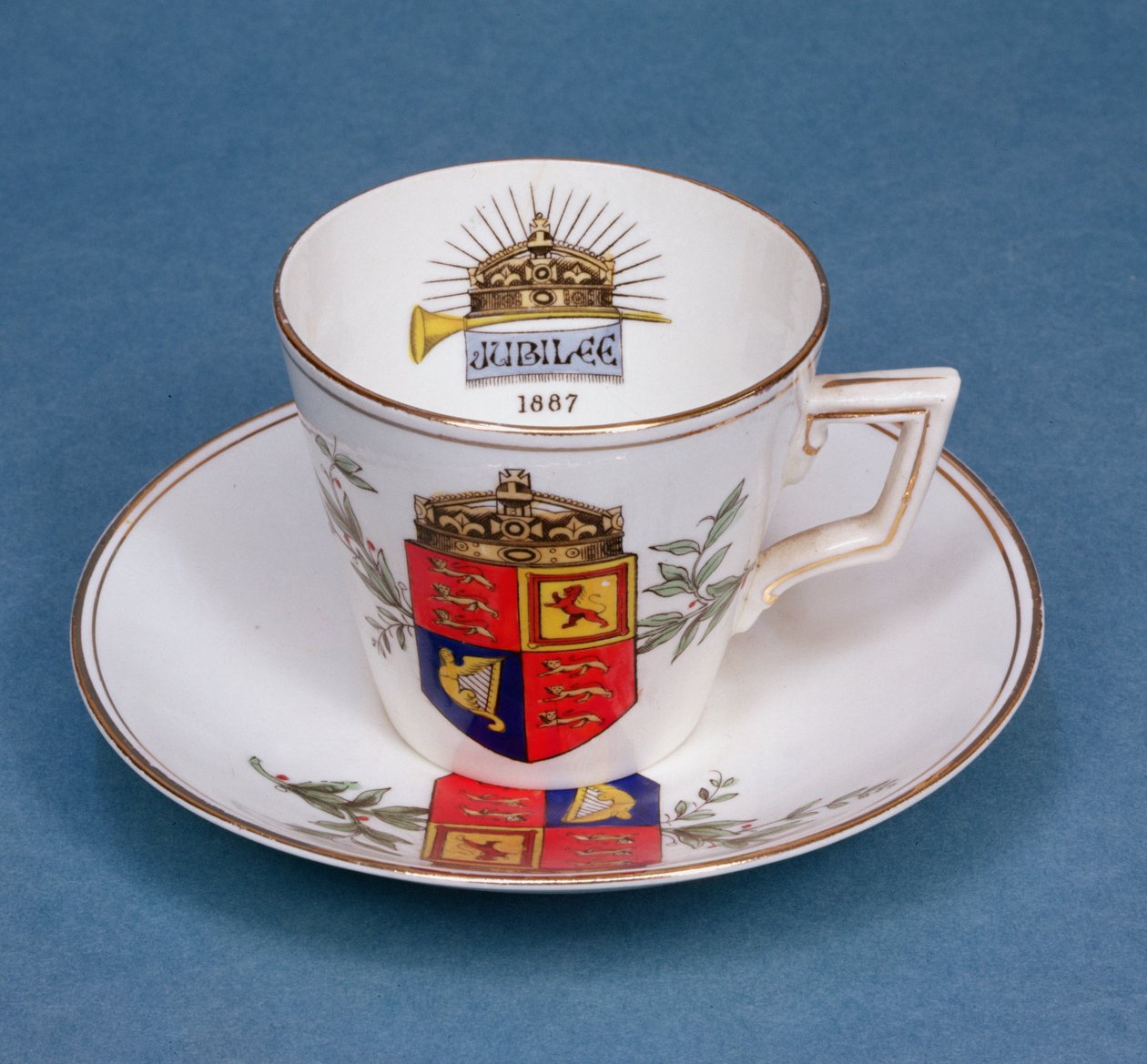 Tasse et soucoupe en porcelaine de Plymouth commémorant le jubilé de la reine Victoria, 1887 - English School