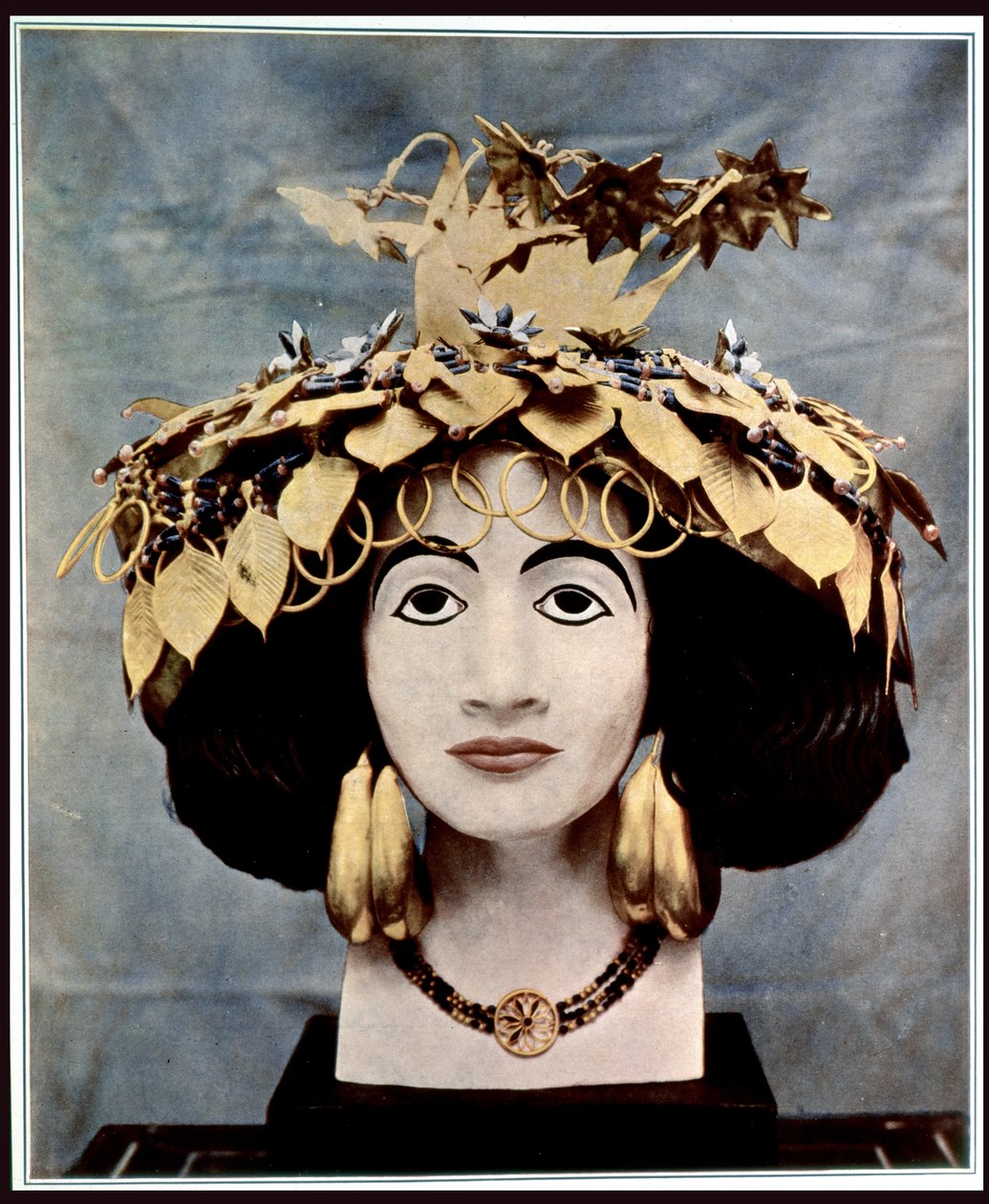 Coiffure sumérienne portée par la reine Shub-ad, découverte à Ur par M. C. Leonard Woolley et publiée dans l