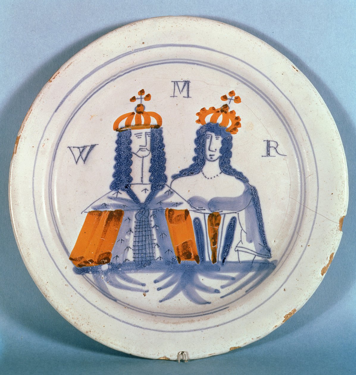 Assiette en faïence étamée, Lambeth, vers 1689 - English School
