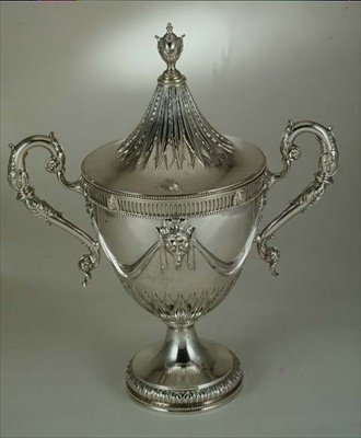 Coupe à deux anses et couvercle, modèle d
