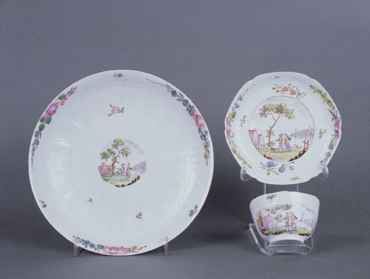Bol et soucoupe et plat de Worcester, décoration chinoiserie, vers 1750-55 - English School