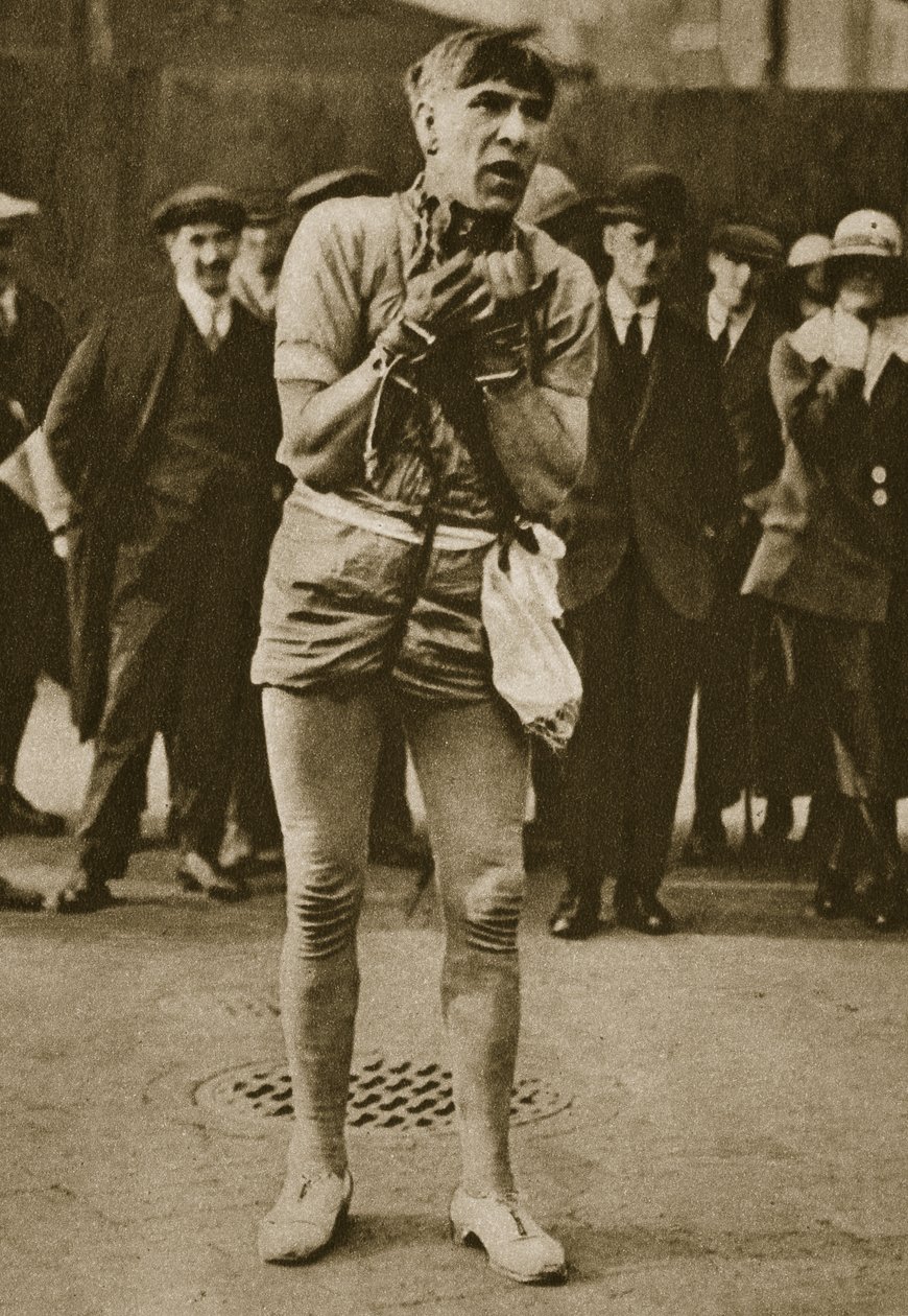 Un acteur déguisé en Houdini devant la porte d