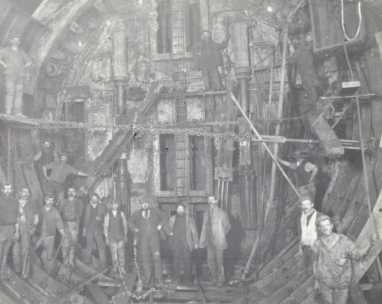 Blackwall Tunnel : un groupe de travailleurs dans le sas, 1894 - English Photographer