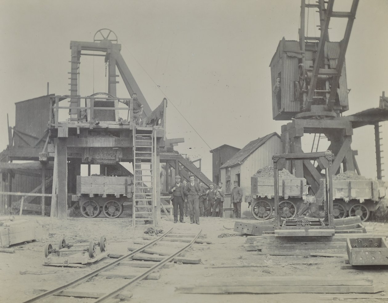 Blackwall Tunnel : puits et ouvriers pendant la construction du tunnel, 1893 - English Photographer